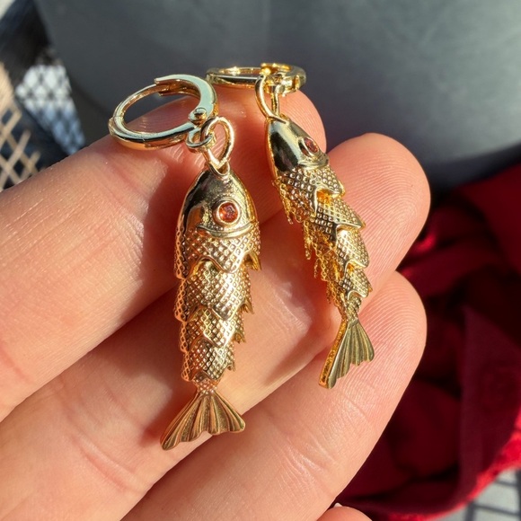 Vintage Golden Fish Earrings - Picture 10 of 12